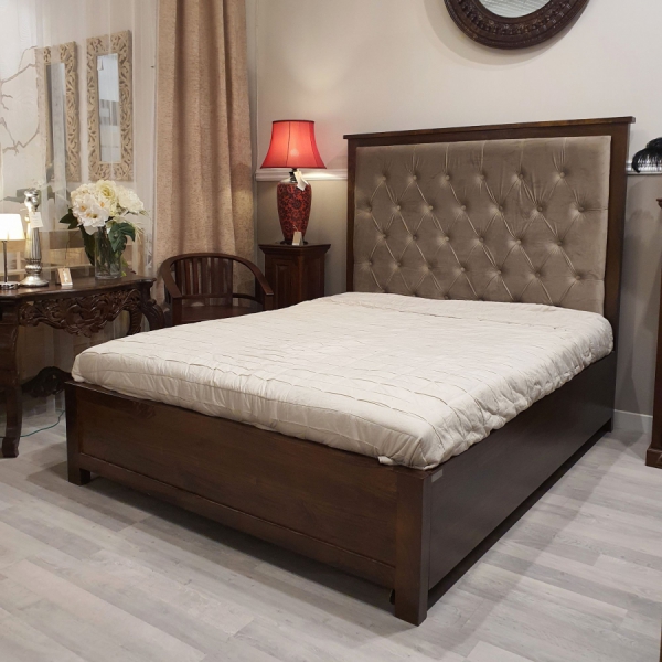 Hohes Holzbett mit gepolstertem Kopfteil  Hohes Holzbett mit gepolstertem Kopfteil